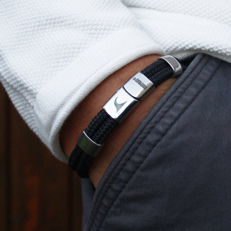Segeltau-Armband-Herren-Groove-schwarz-geflochten-Edelstahlverschluss-getragen-wavepirate-shop-st