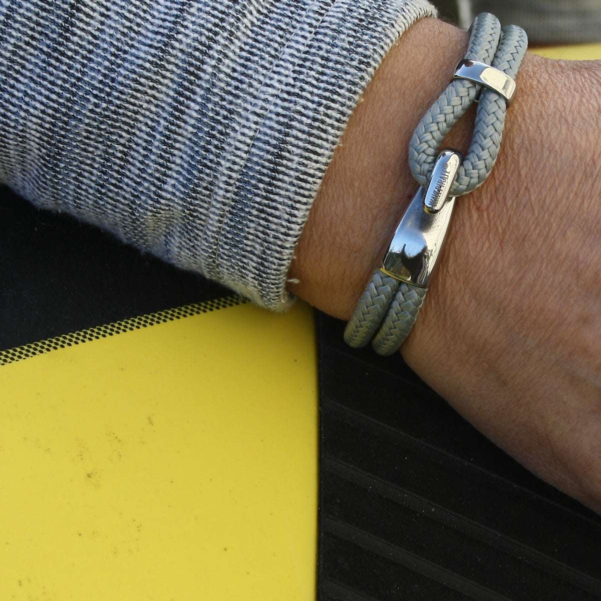 Segeltau-Armband-Herren-Peak-grau-geflochten-Edelstahlverschluss-getragen-wavepirate-shop-st