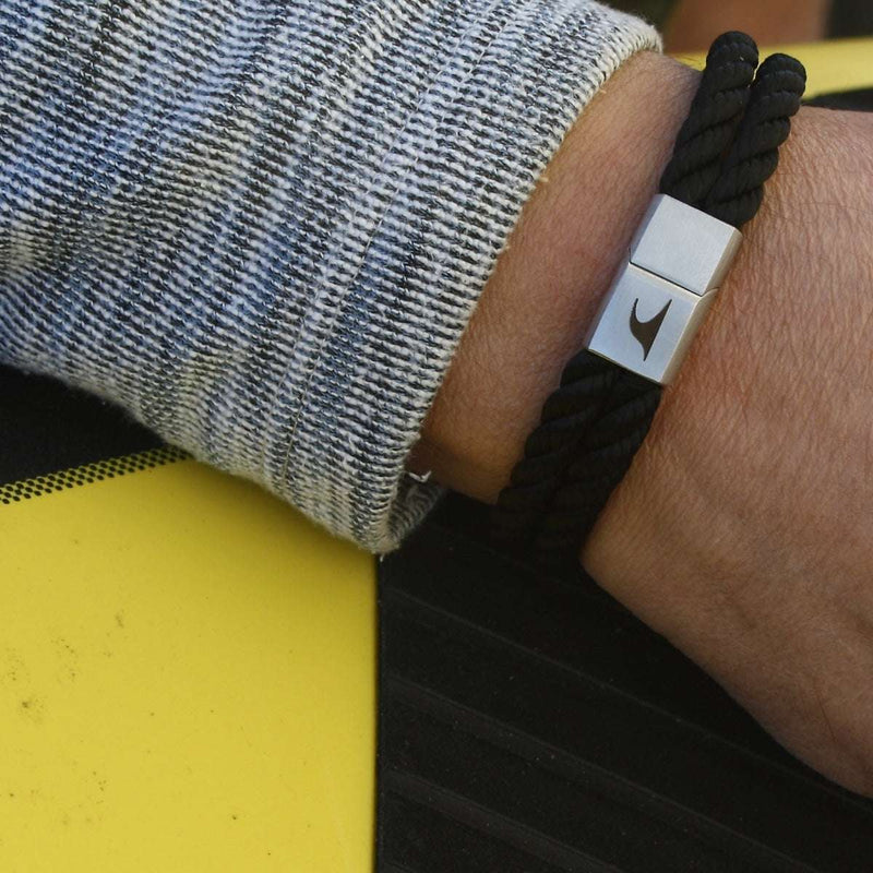 Segeltau-Armband-Herren-Tarifa-schwarz-geflochten-Kordel-Edelstahlverschluss-getragen-wavepirate-shop-k