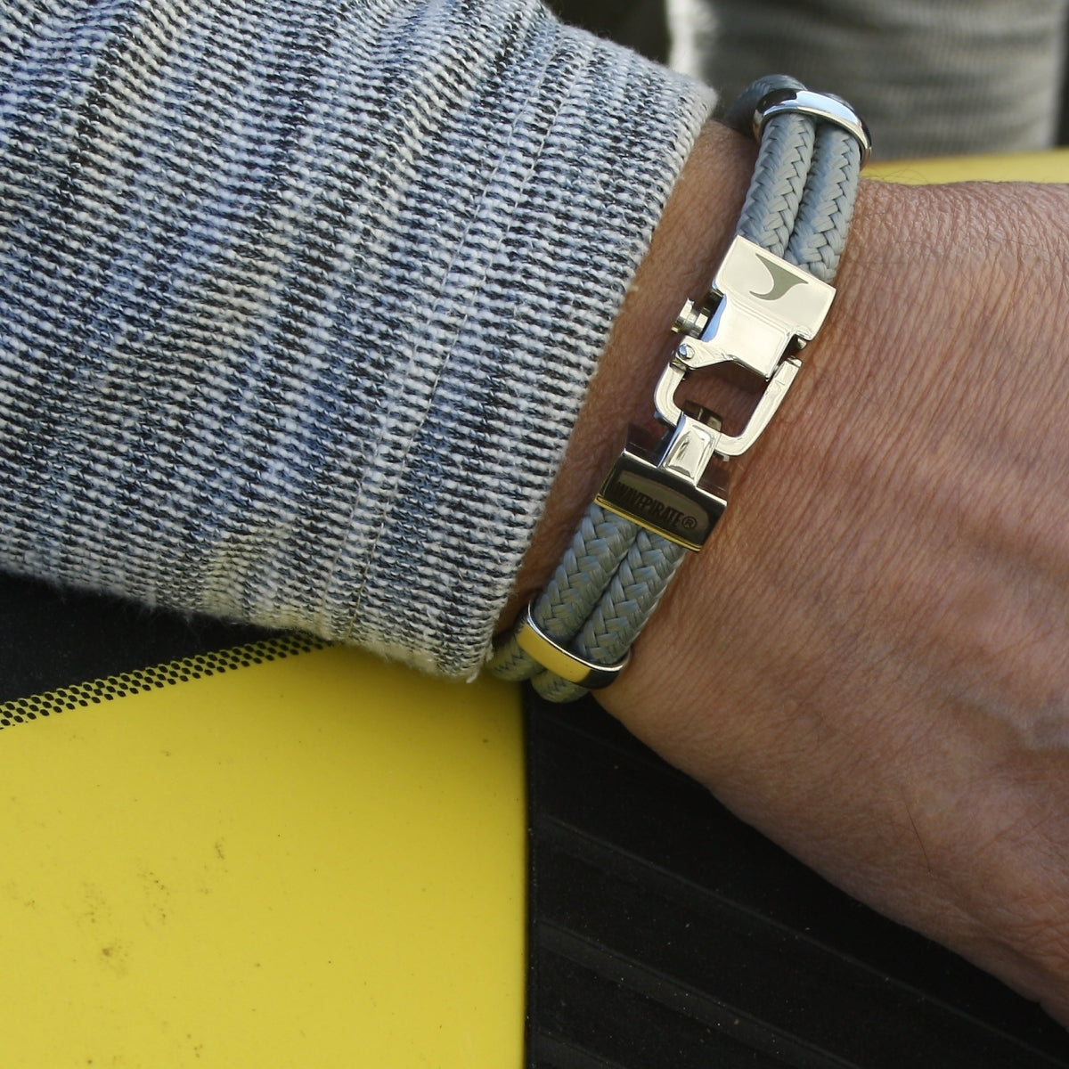 Segeltau-Armband-Herren-Turn-grau-geflochten-Edelstahlverschluss-getragen-wavepirate-shop-st