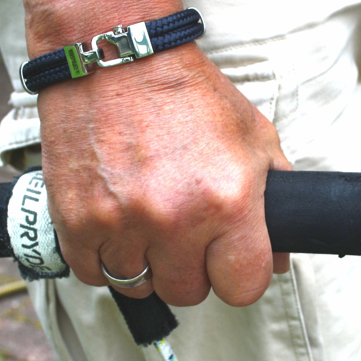 Segeltau-Armband-Herren-Turn-nachtblau-geflochten-Edelstahlverschluss-getragen-wavepirate-shop-st