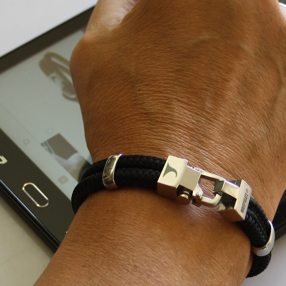 Segeltau-Armband-Herren-Turn-schwarz-geflochten-Edelstahlverschluss-getragen-wavepirate-shop-st