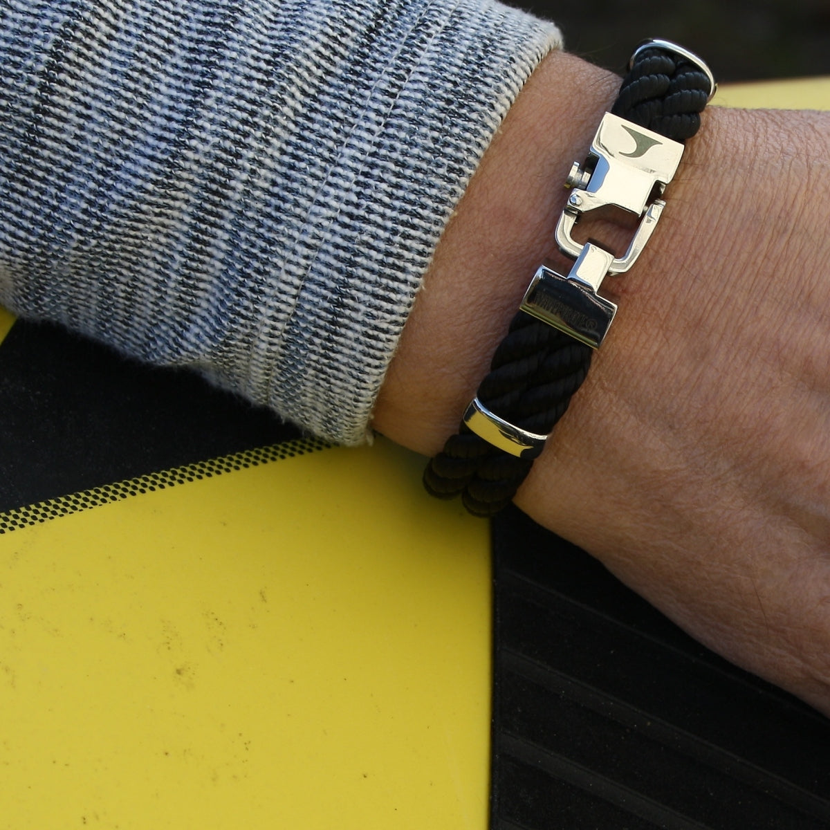 Segeltau-Armband-Herren-Turn-schwarz-geflochten-Kordel-Edelstahlverschluss-getragen-wavepirate-shop-k