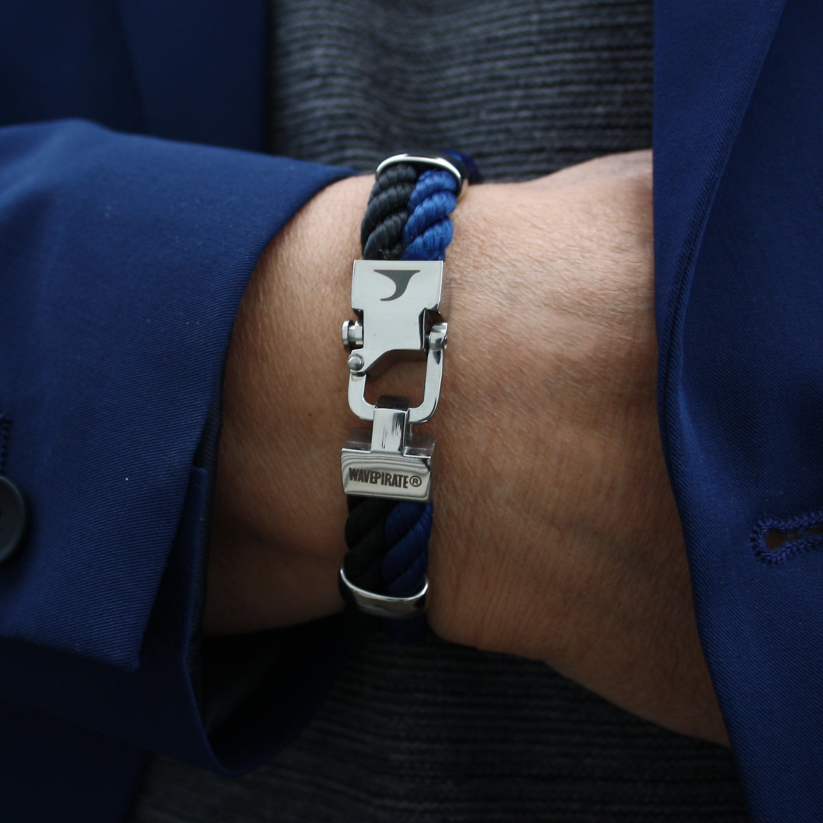 Segeltau-Armband-Herren-Turn-schwarz-koenigsblau-geflochten-Kordel-Edelstahlverschluss-getragen-wavepirate-shop-k