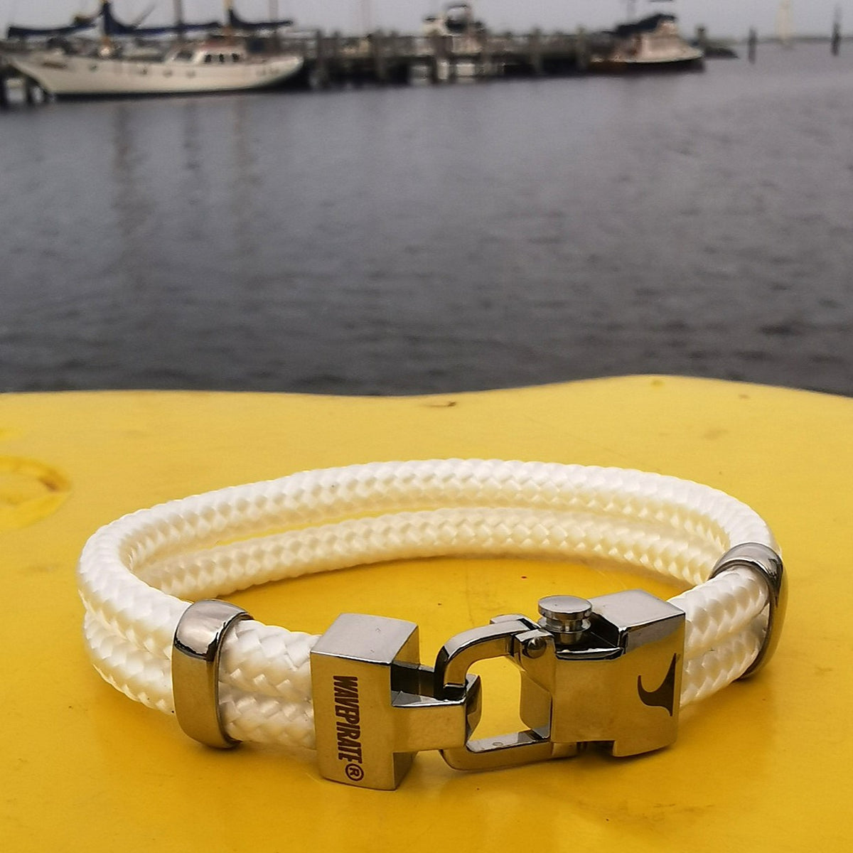 Segeltau-Armband-Herren-Turn-weiss-geflochten-Edelstahlverschluss-detail-wavepirate-shop-st