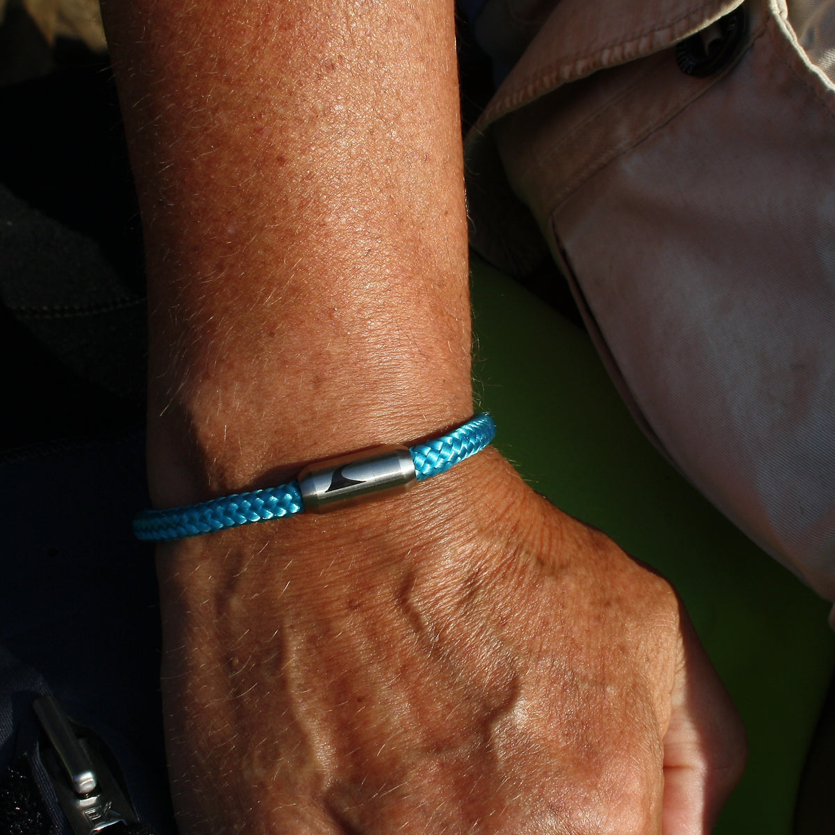 Segeltau-Armband-Herren-atoll-blau-geflochten-Edelstahlverschluss-getragen-wavepirate-shop-st-1