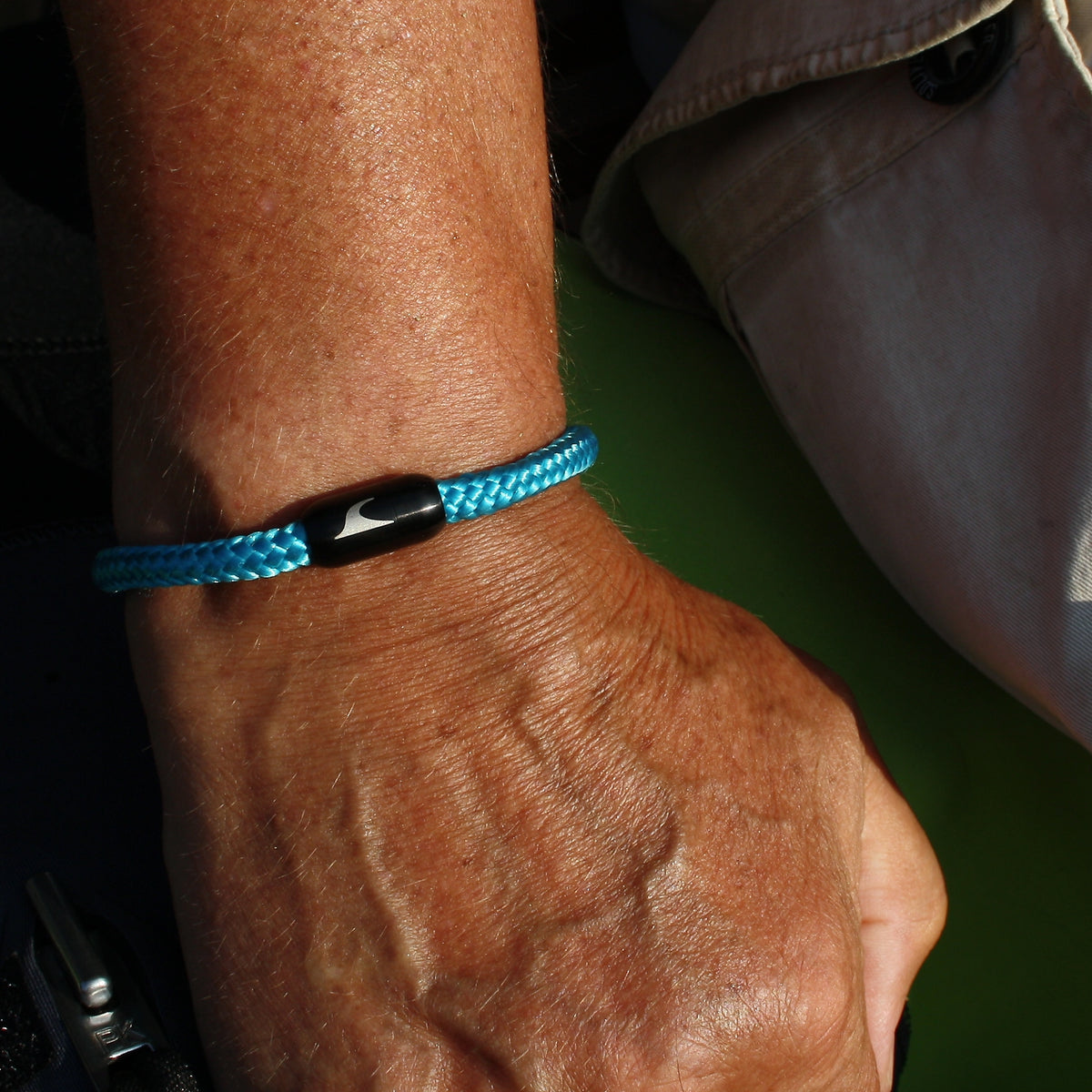 Segeltau-Armband-Herren-atoll-blau-schwarz-geflochten-Edelstahlverschluss-getragen-wavepirate-shop-st-1