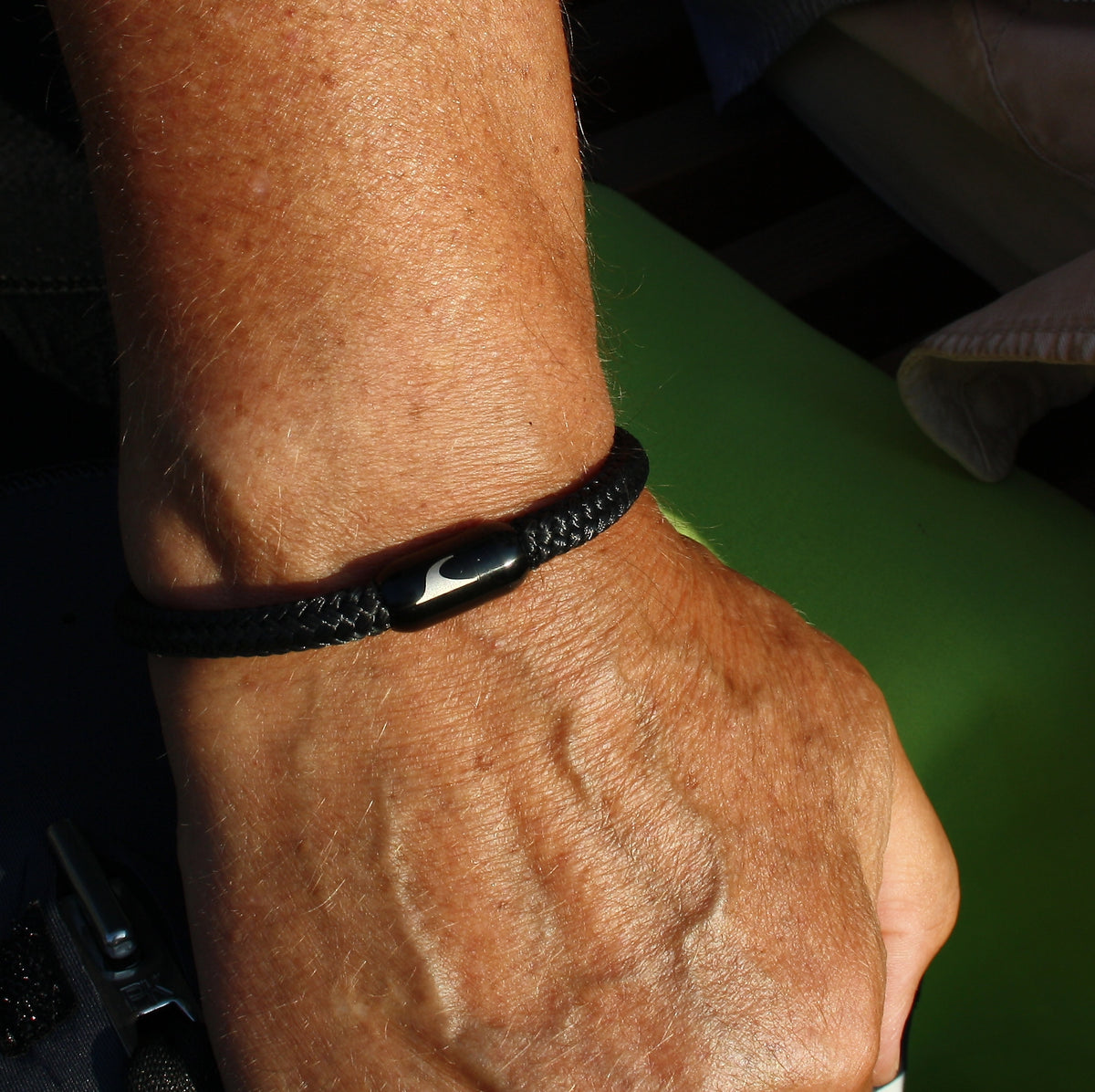 Segeltau-Armband-Herren-atoll-schwarz-geflochten-Edelstahlverschluss-getragen-wavepirate-shop-st