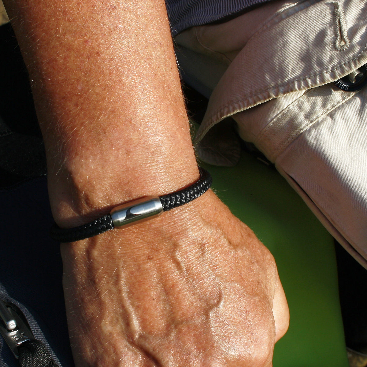 Segeltau-Armband-Herren-atoll-schwarz-silber-geflochten-Edelstahlverschluss-getragen-wavepirate-shop-st-1