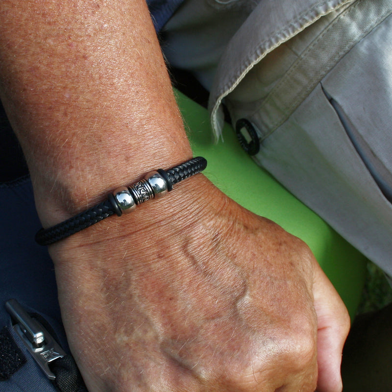 Segeltau-Armband-Herren-atoll-schwarz-silbergeflochten-Edelstahlverschluss-getragen-wavepirate-shop-st-1a