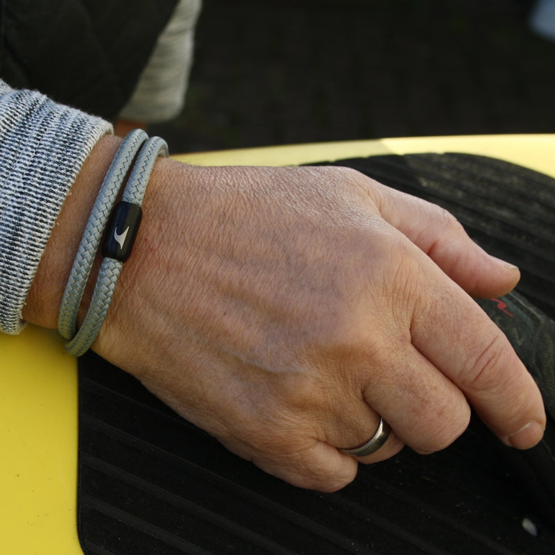 Segeltau-Armband-Herren-hawaii-grau-schwarz-Edelstahlverschluss-getragen-wavepirate-shop-st