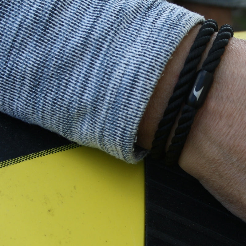 Segeltau-Armband-Herren-hawaii-schwarz-Edelstahlverschluss-getragen-wavepirate-shop-k
