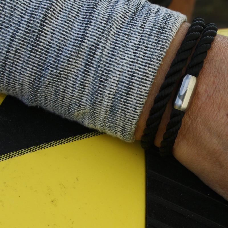 Segeltau-Armband-Herren-hawaii-schwarz-silber-Edelstahlverschluss-getragen-wavepirate-shop-k