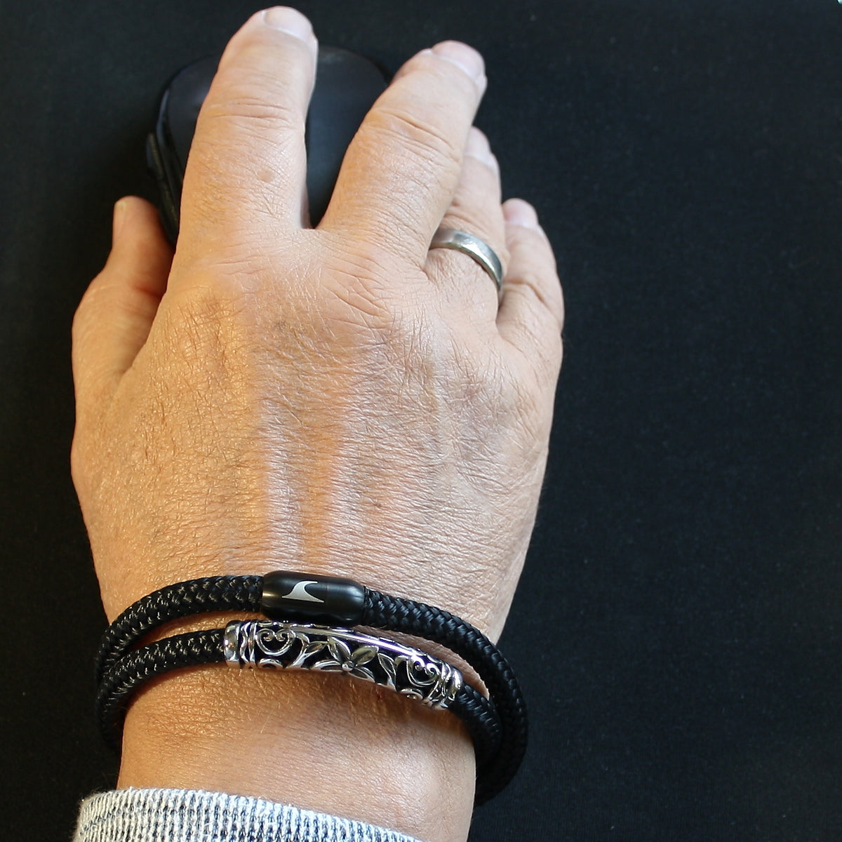 Segeltau-Armband-Herren-hawaii-xo-schwarz-Edelstahlverschluss-getragen-wavepirate-shop-st