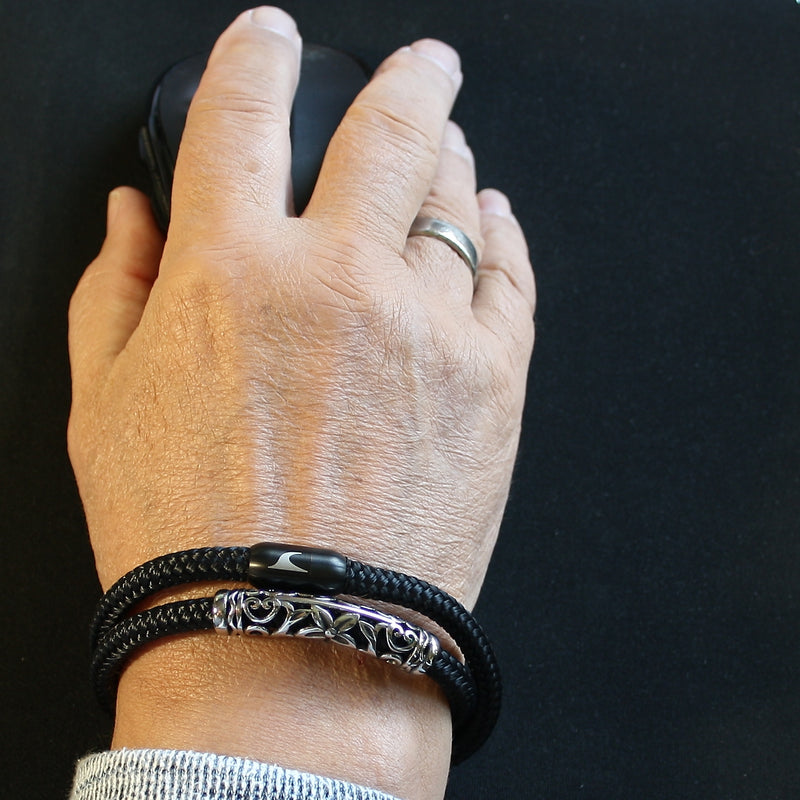 Segeltau-Armband-Herren-hawaii-xo-schwarz-Edelstahlverschluss-getragen-wavepirate-shop-st