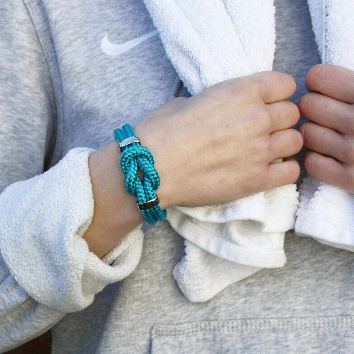 Segeltau-armband-Damen-pure-blau-silber-geflochten-Edelstahlverschluss-getragen-wavepirate-shop-st1