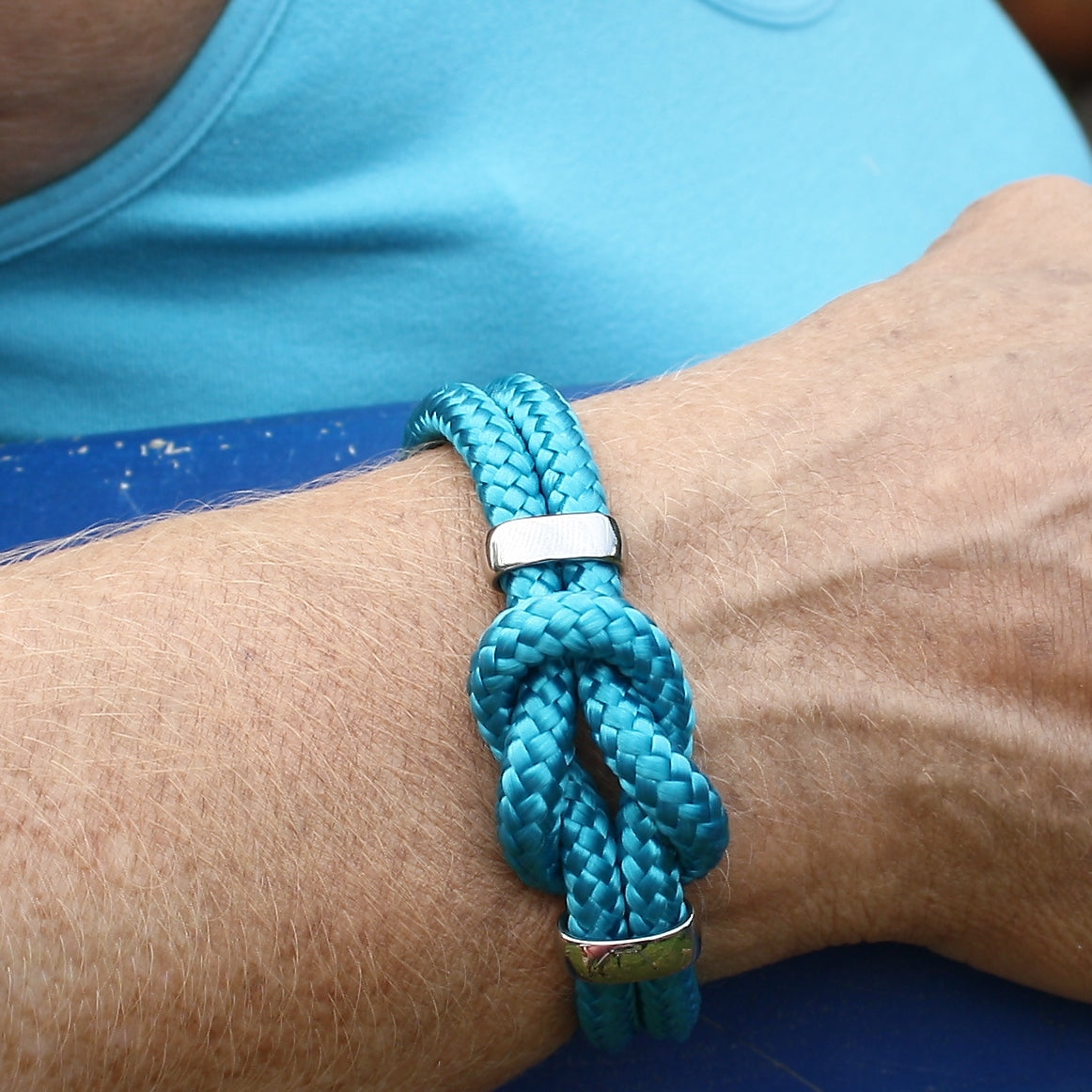 Segeltau-armband-Damen-pure-blau-silber-geflochten-Edelstahlverschluss-getragen-wavepirate-shop-st3