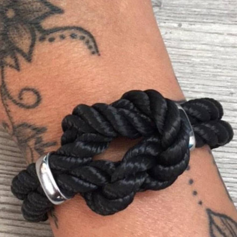 Segeltau-armband-Damen-pure-schwarz-silber-kordel-geflochten-Edelstahlverschluss-getragen-wavepirate-shop-k1