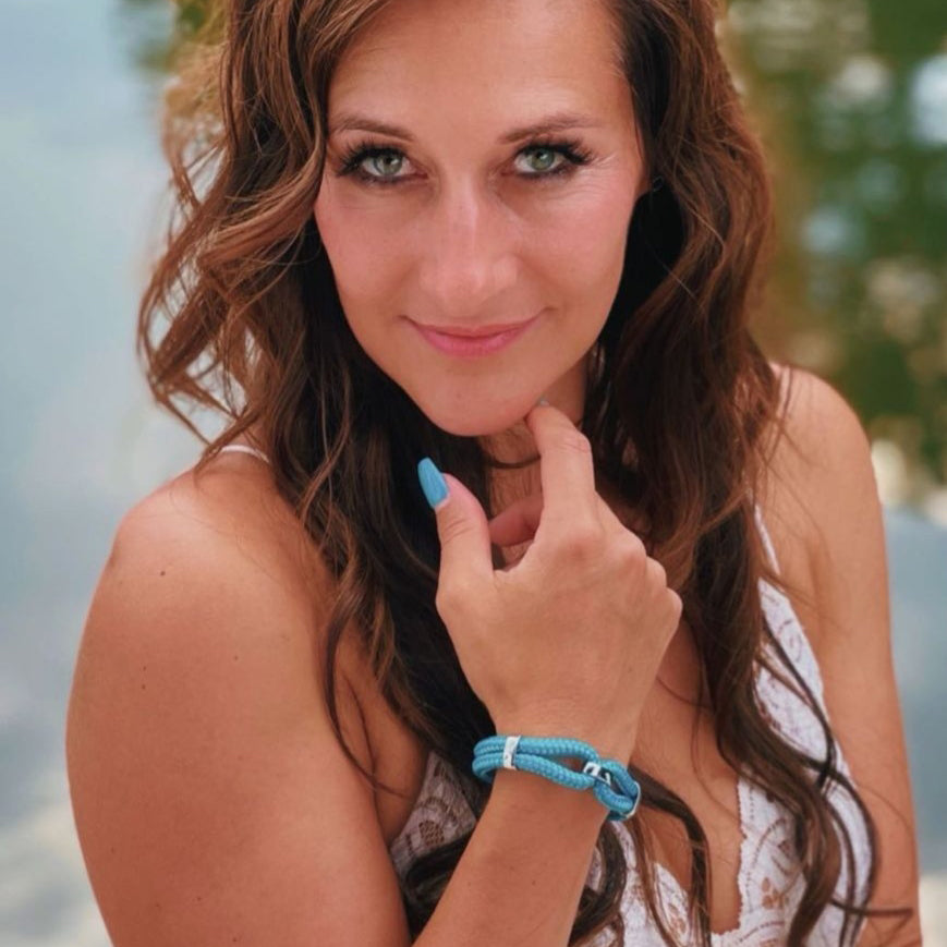 Segeltauarmband-Damen-roma-blau-geflochten-Edelstahlverschluss-getragen-wavepirate-shop-st3