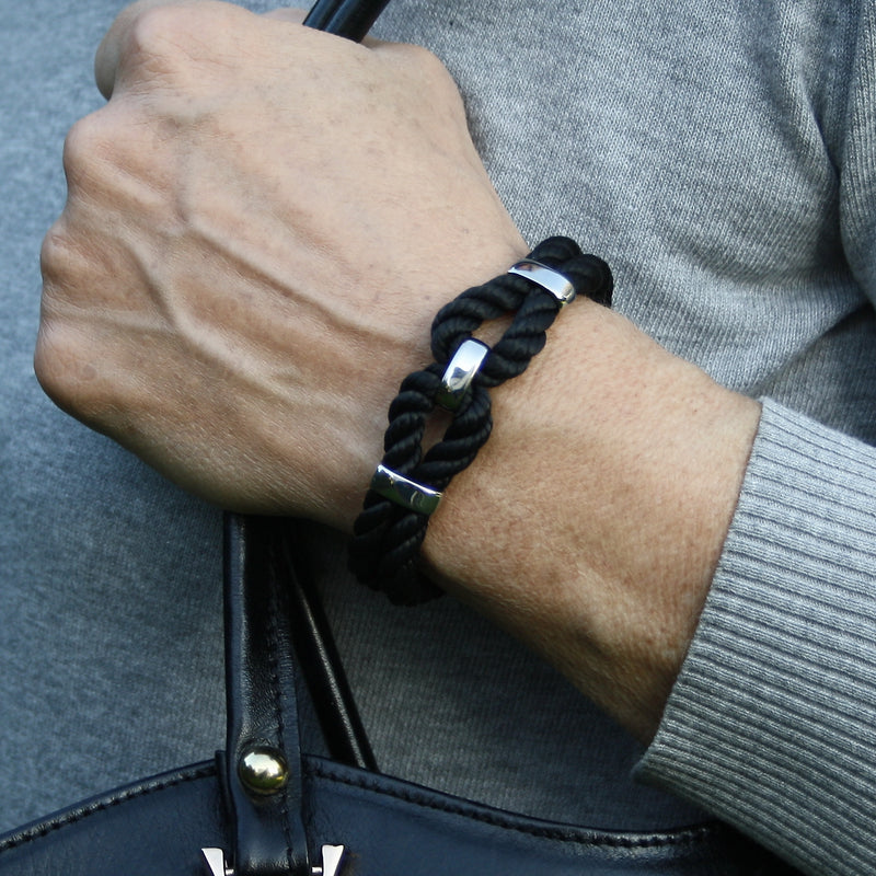 Segeltauarmband-Damen-roma-schwarz-kordel-geflochten-Edelstahlverschluss-getragen-wavepirate-shop-k