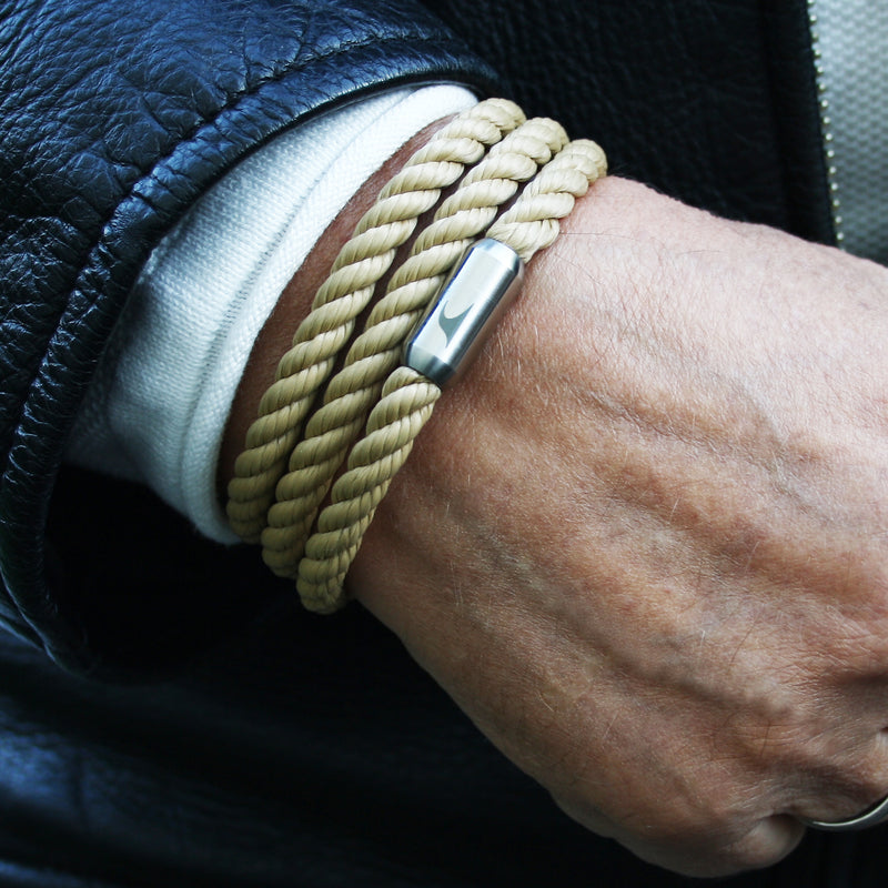 Segeltauarmband-herren-beige-storm-kordel-Edelstahlverschluss-getragen-wavepirate-shop-k