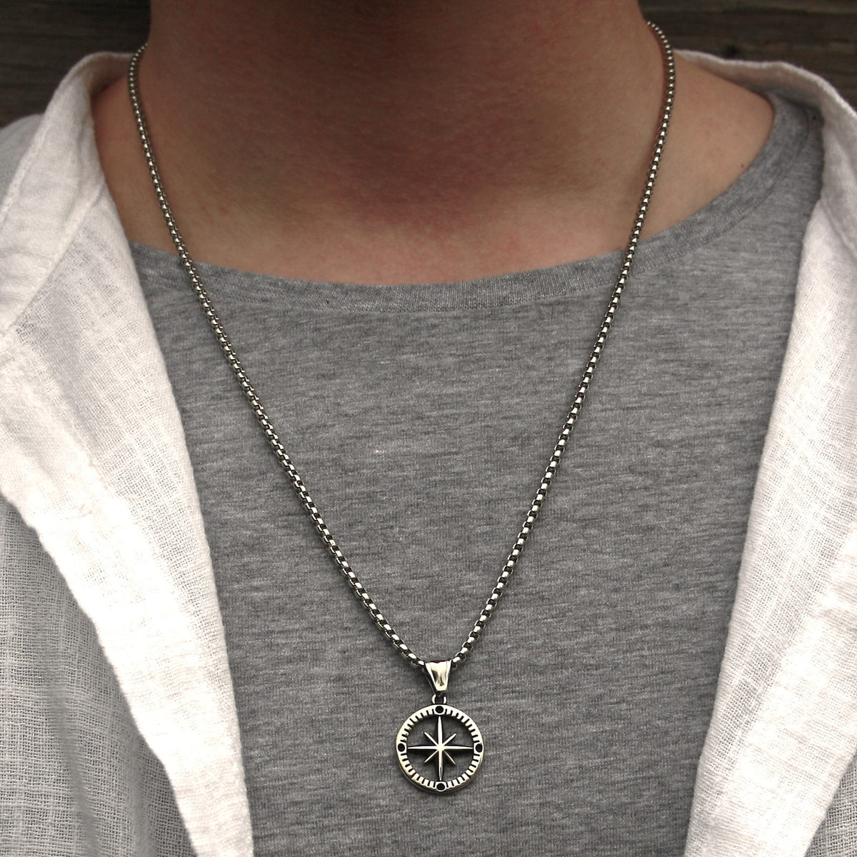 edelstahl-halskette-Herren-damen-kompass-windrose-silber-wasserfest-Edelstahlverschluss-getragen-wavepirate-shop-es