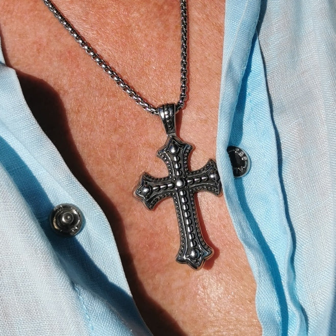 edelstahl-halskette-Herren-damen-kreuz-silber-Edelstahlverschluss-getragen-wavepirate-shop-es2