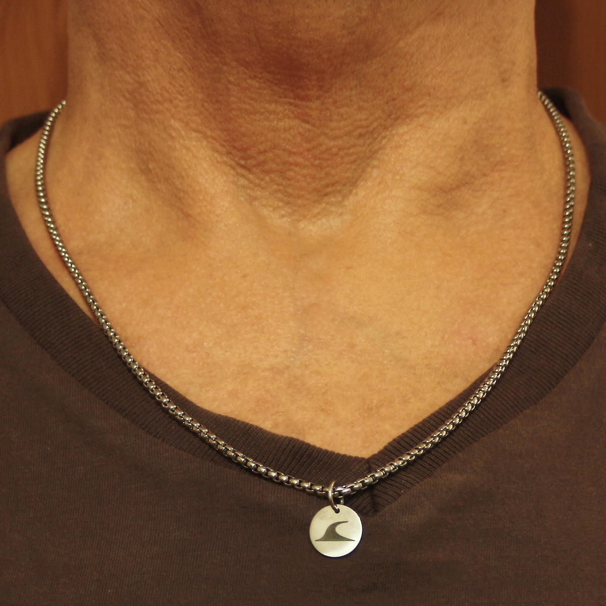 edelstahl-halskette-Herren-damen-loop-silber-Edelstahlverschluss-getragen-wavepirate-shop-es1