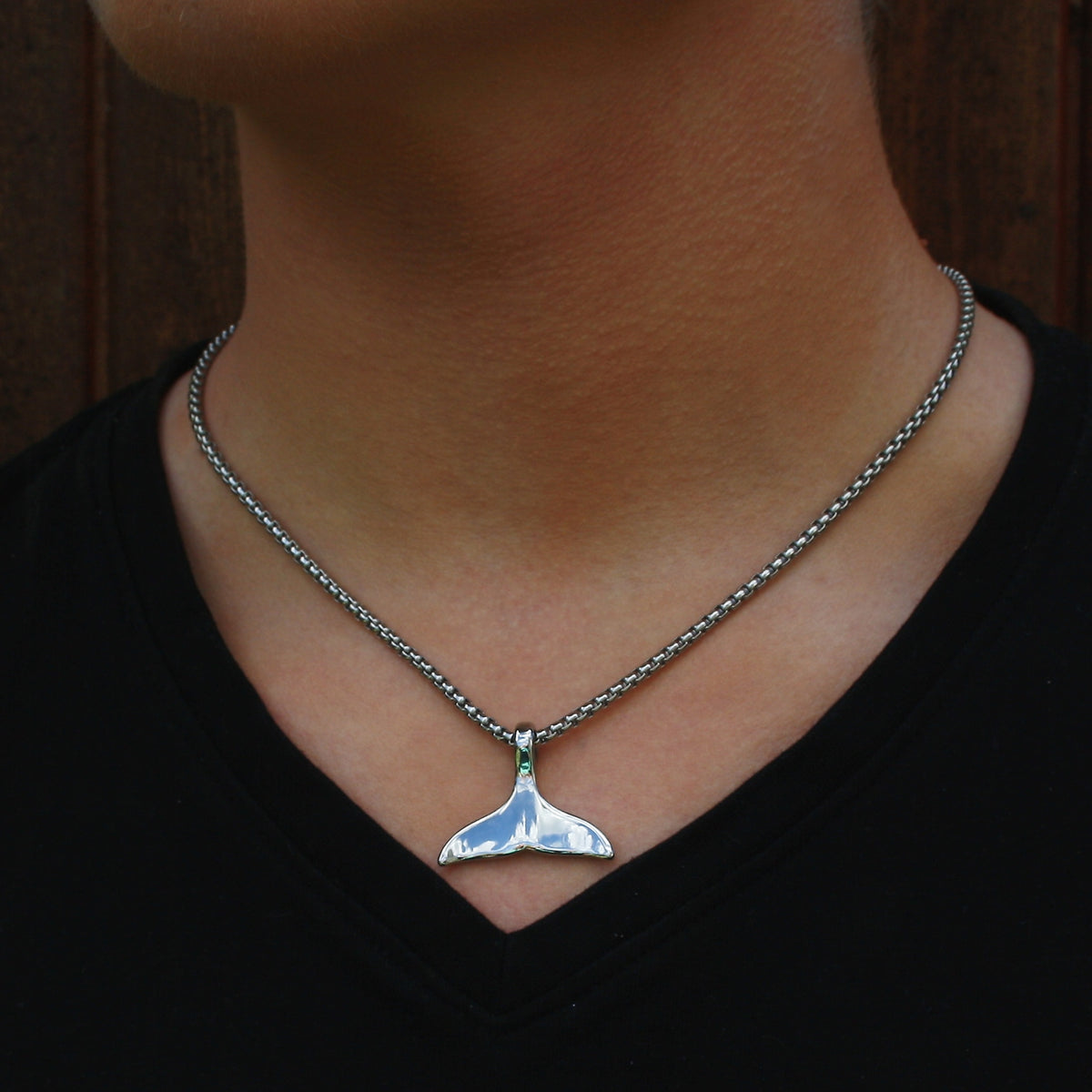 edelstahl-halskette-Herren-damen-moby-wal-silber-Edelstahlverschluss-getragen-wavepirate-shop-es