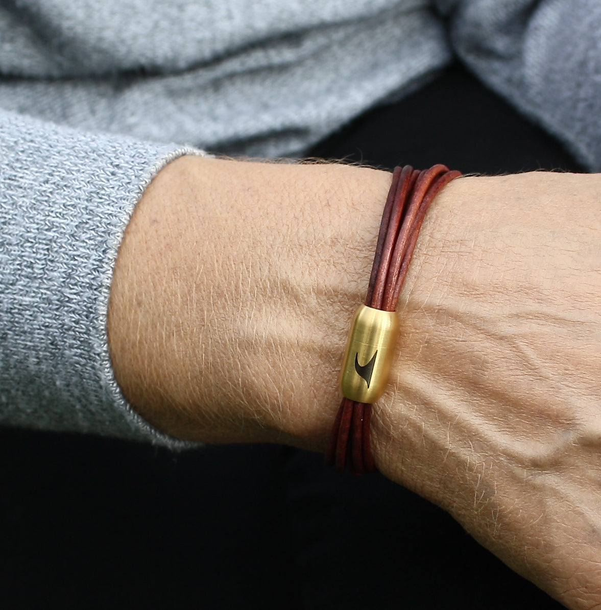 leder-armband-damen-bordeaux-gold-fem-Edelstahlverschluss-getragen-wavepirate-shop-r