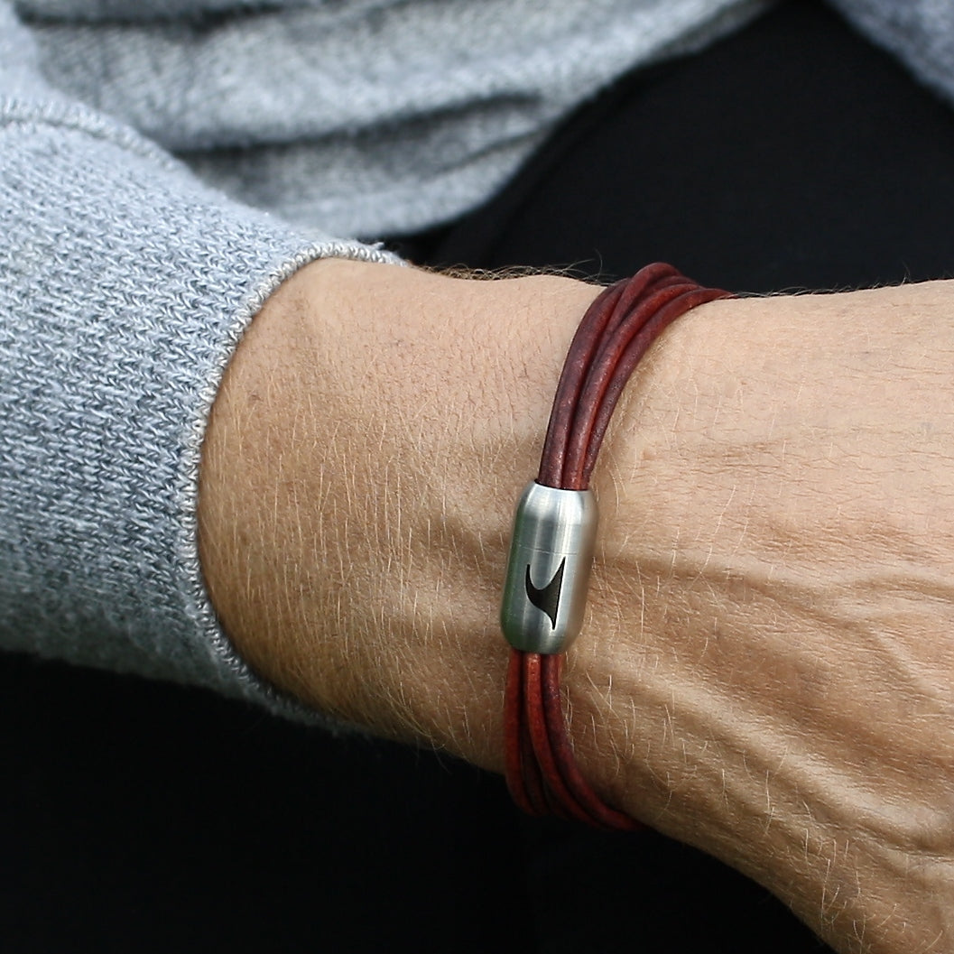 leder-armband-damen-bordeaux-silber-fem-Edelstahlverschluss-getragen-wavepirate-shop-r