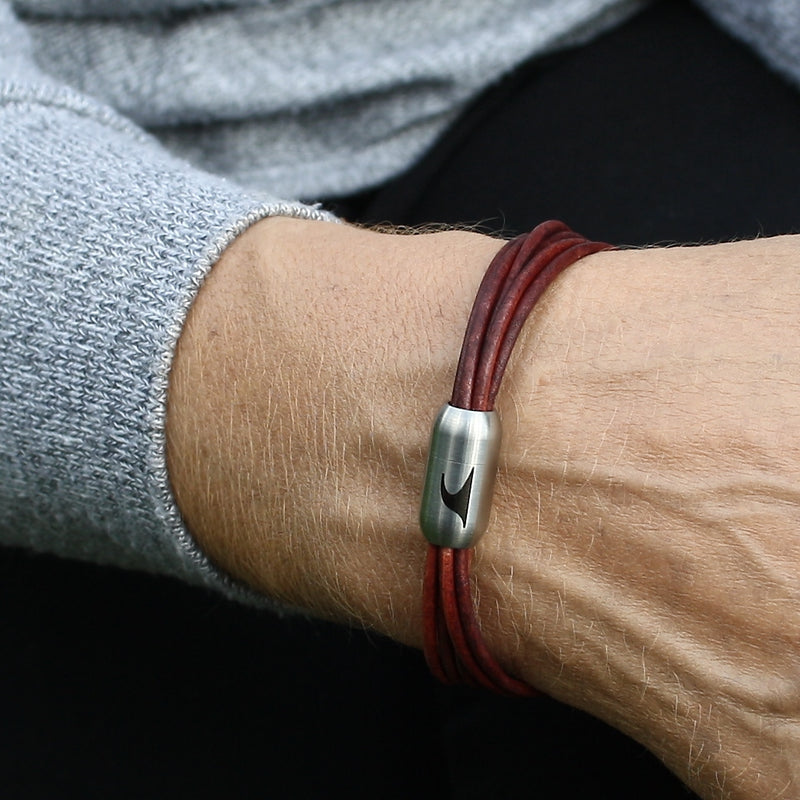 leder-armband-damen-bordeaux-silber-fem-Edelstahlverschluss-getragen-wavepirate-shop-r