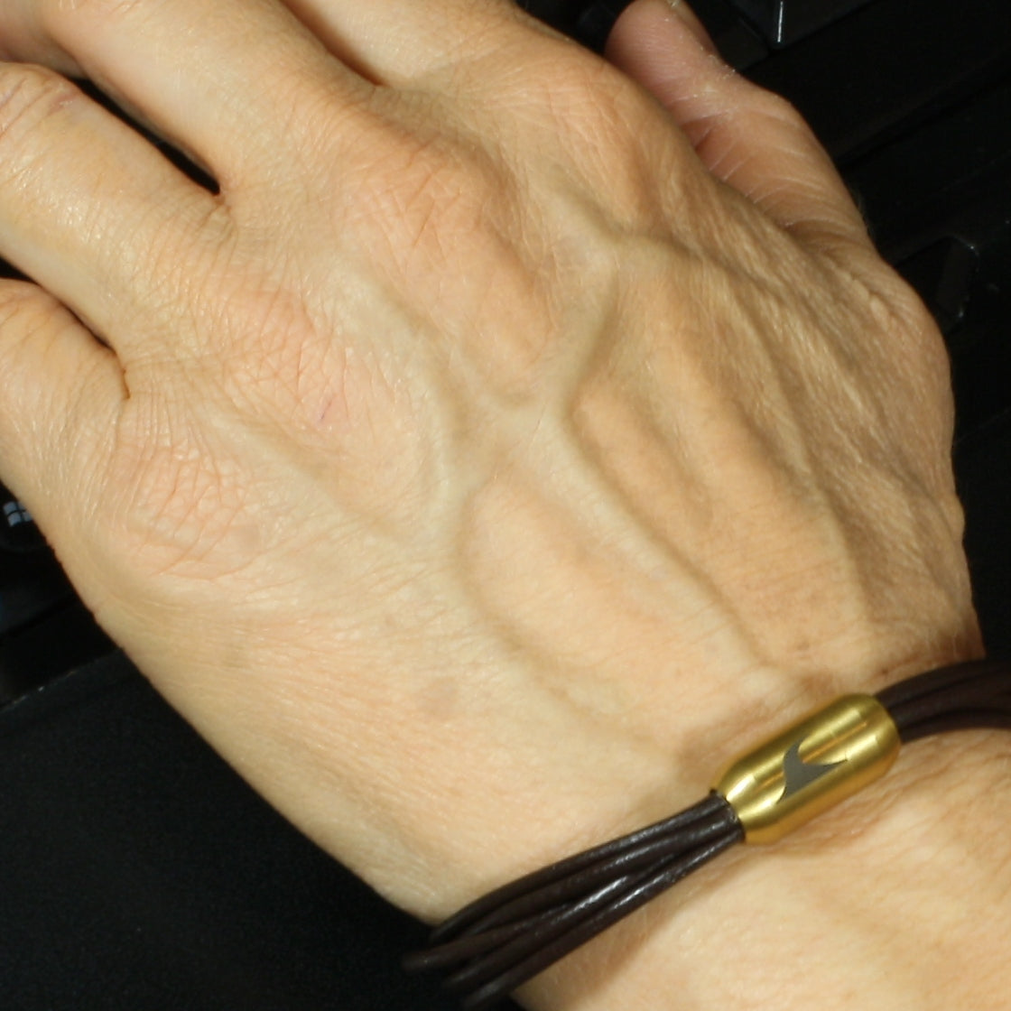 leder-armband-damen-braun-gold-fem-Edelstahlverschluss-getragen-wavepirate-shop-r