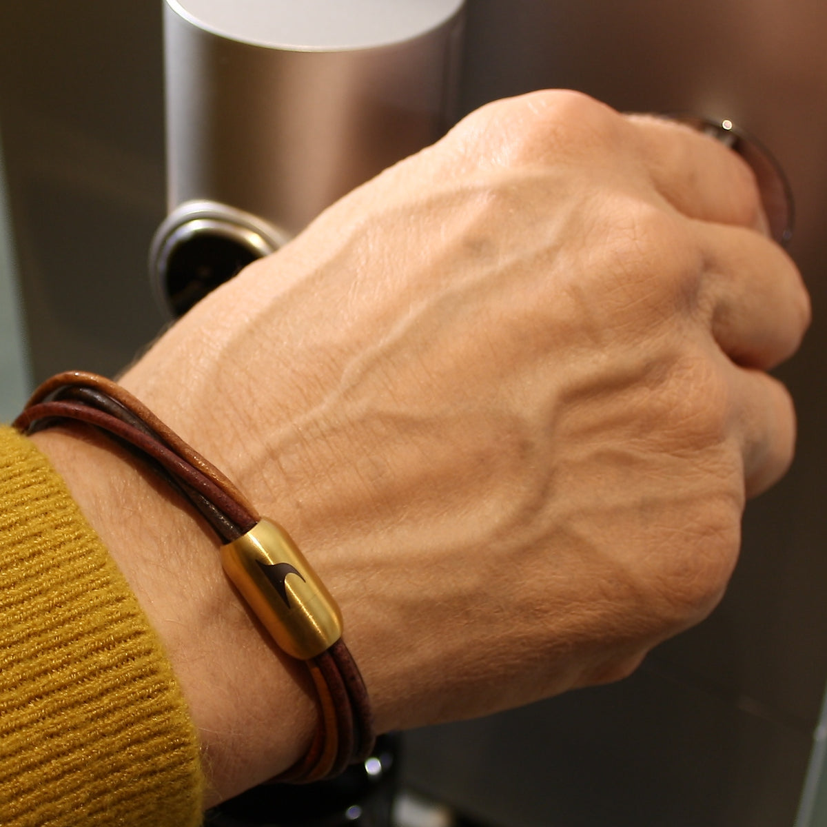 leder-armband-damen-braun-multi-gold-Edelstahlverschluss-getragen-wavepirate-shop-r