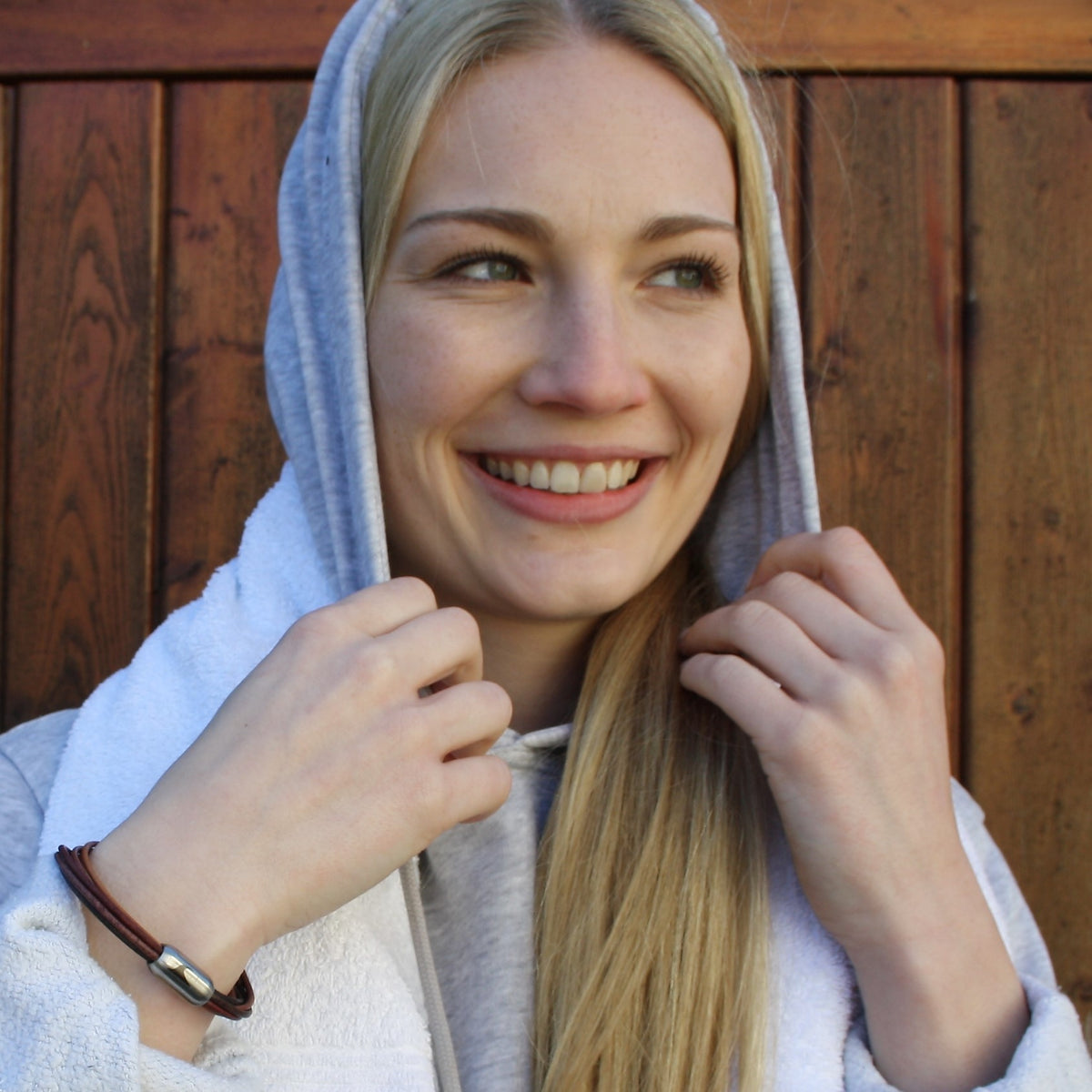 leder-armband-damen-braun-multi-silber-fem-Edelstahlverschluss-getragen-wavepirate-shop-r1