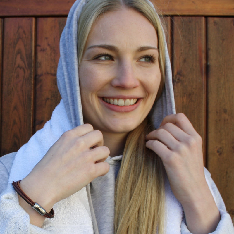 leder-armband-damen-braun-multi-silber-fem-Edelstahlverschluss-getragen-wavepirate-shop-r1