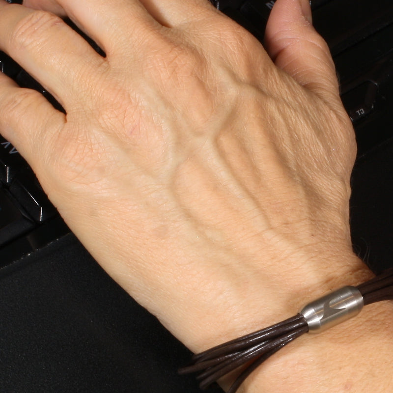 leder-armband-damen-braun-silber-fem-Edelstahlverschluss-getragen-wavepirate-shop-r