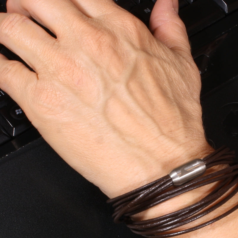 leder-armband-damen-braun-silber-fem2-Edelstahlverschluss-getragen-wavepirate-shop-r