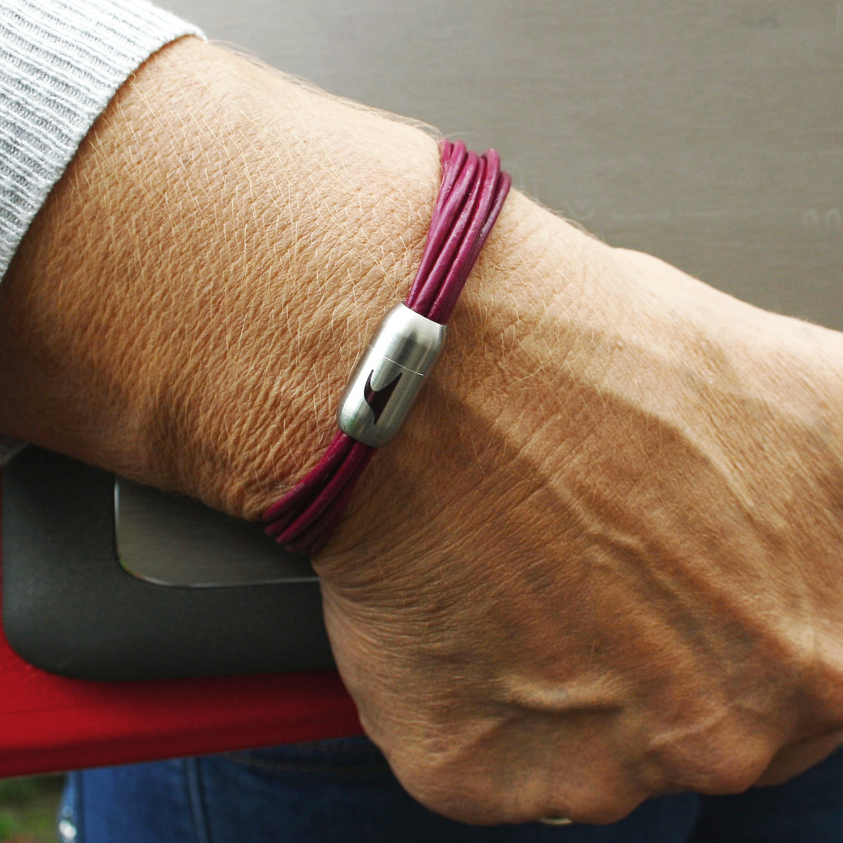 leder-armband-damen-brombeer-silber-fem-Edelstahlverschluss-getragen-wavepirate-shop-r