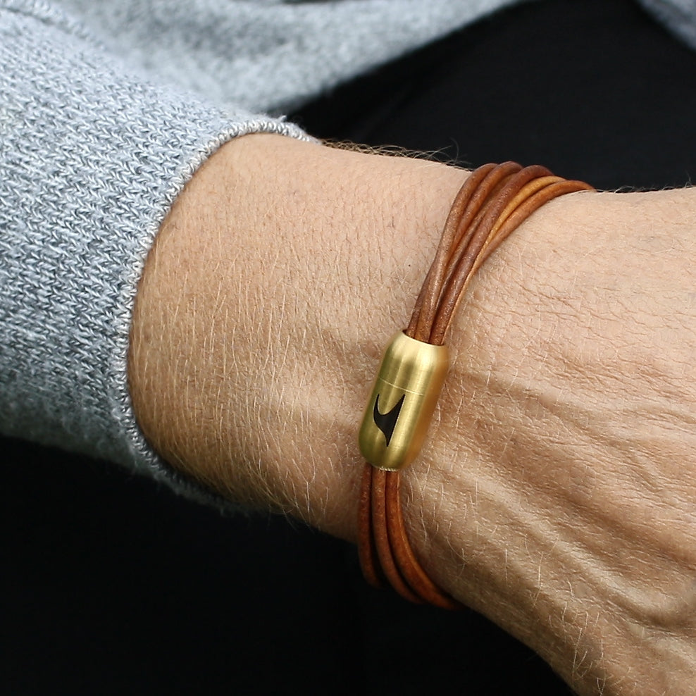 leder-armband-damen-cognac-gold-fem-Edelstahlverschluss-getragen-wavepirate-shop-r