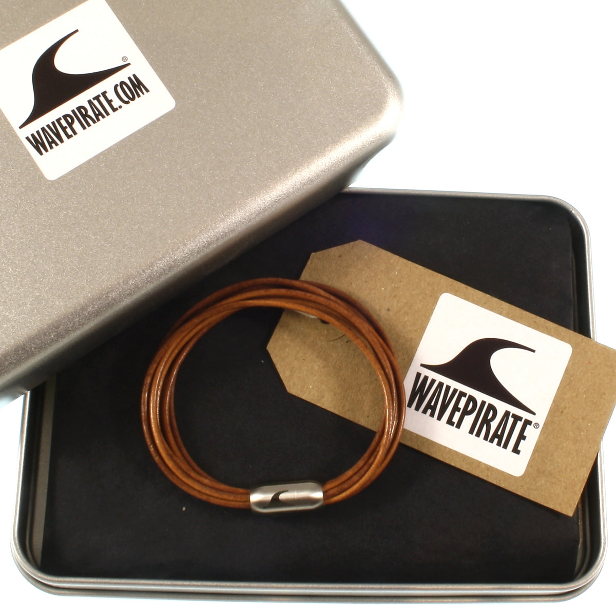 leder-armband-damen-cognac-silber-fem-Edelstahlverschluss-geschenkverpackung-wavepirate-shop-r