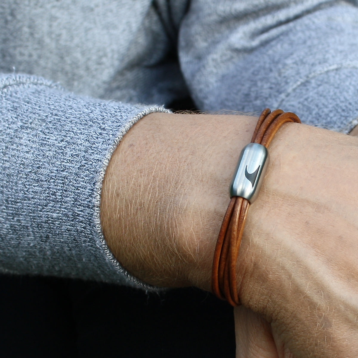 leder-armband-damen-cognac-silber-fem-Edelstahlverschluss-getragen-wavepirate-shop-r