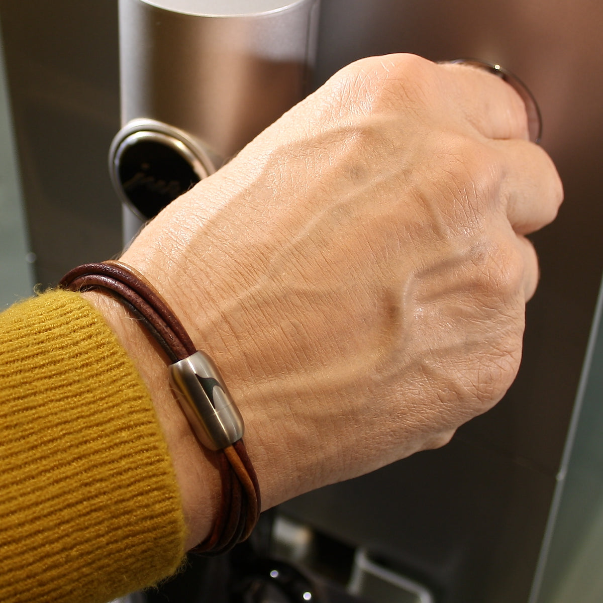 leder-armband-damen-fem-braun-multi-silber-Edelstahlverschluss-getragen-wavepirate-shop-r