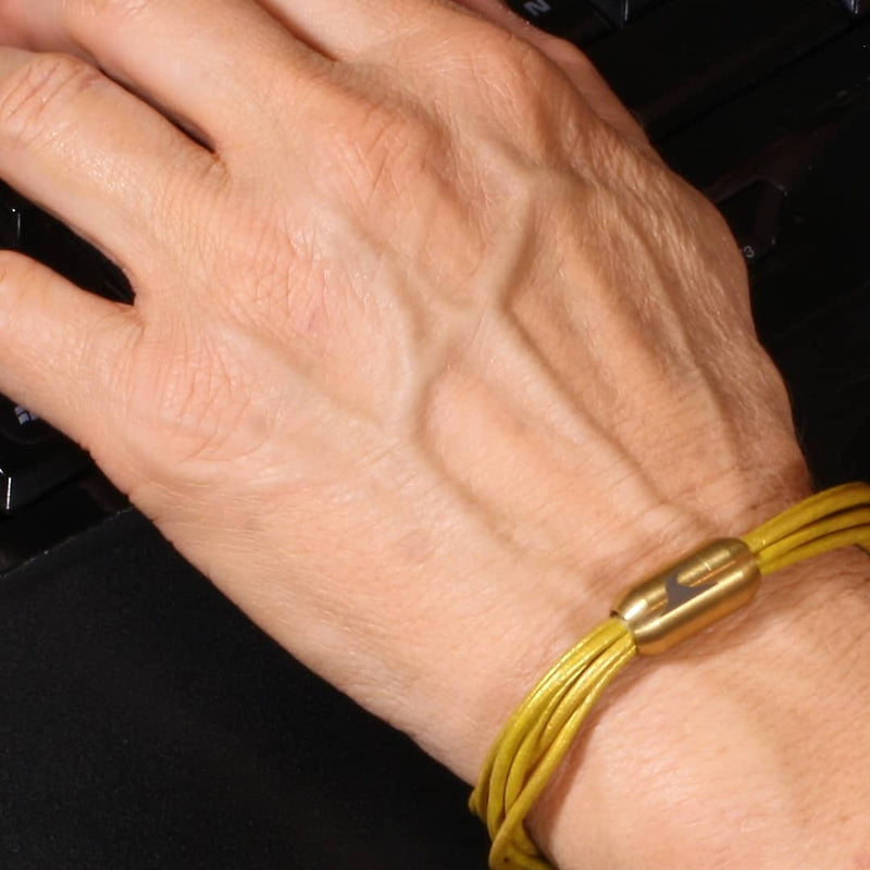 leder-armband-damen-gold-fem-Edelstahlverschluss-getragenn-wavepirate-shop-r
