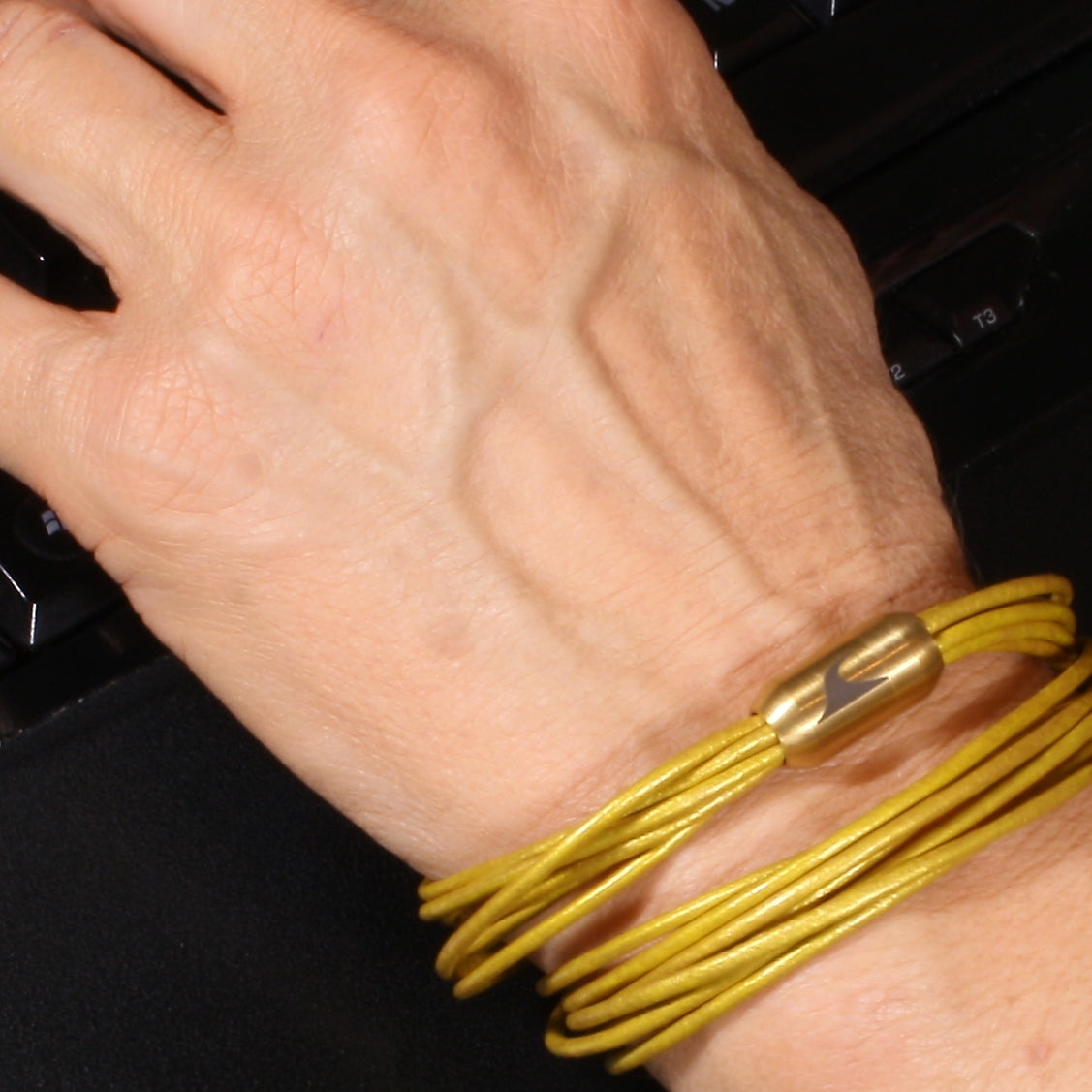 leder-armband-damen-gold-fem2-Edelstahlverschluss-getragen-wavepirate-shop-r
