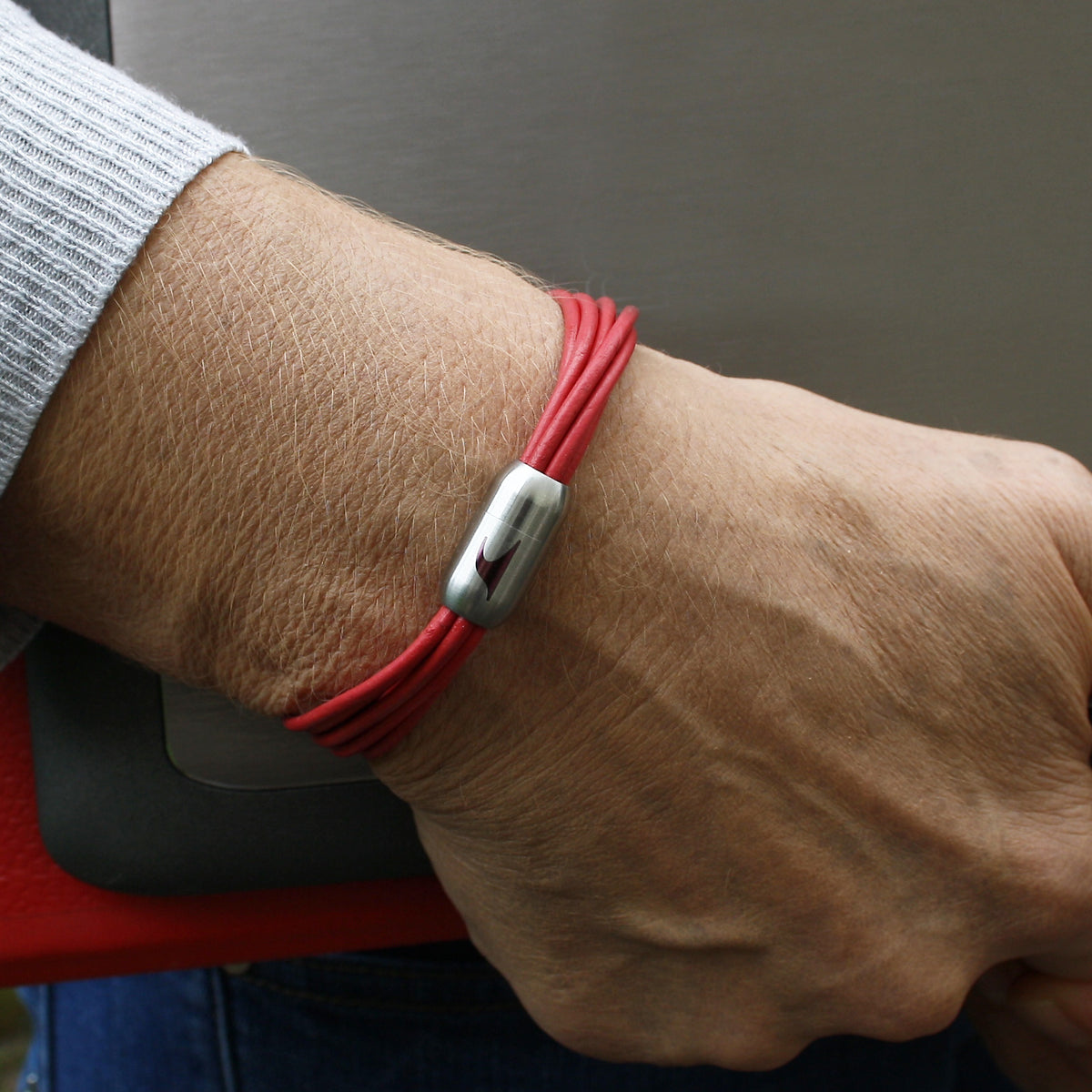 leder-armband-damen-himbeer-silber-fem-Edelstahlverschluss-getragen-wavepirate-shop-r