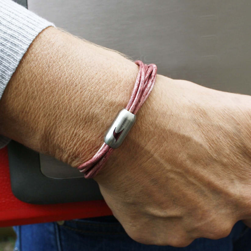 leder-armband-damen-kirsche-rosa-silber-fem-Edelstahlverschluss-getragen-wavepirate-shop-r