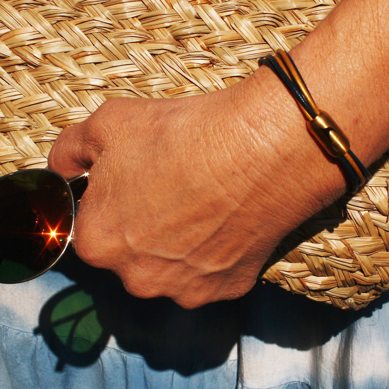 leder-armband-damen-marine-gold-fem-Edelstahlverschluss-getragen-wavepirate-shop-r