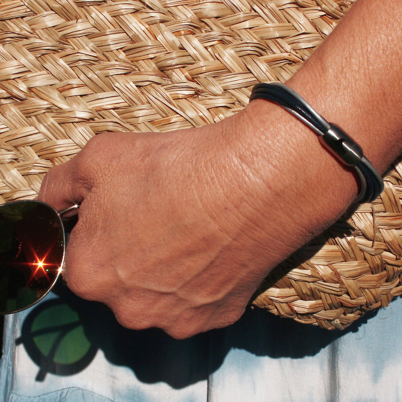 leder-armband-damen-marine-silber-fem-Edelstahlverschluss-getragen-wavepirate-shop-r