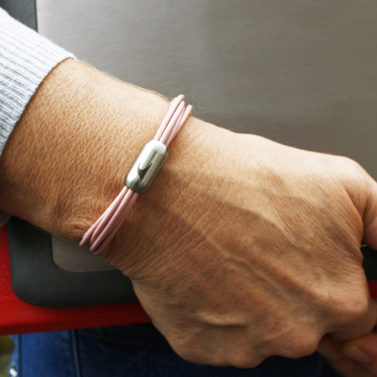 leder-armband-damen-rosa-silber-fem-Edelstahlverschluss-getragen-wavepirate-shop-r